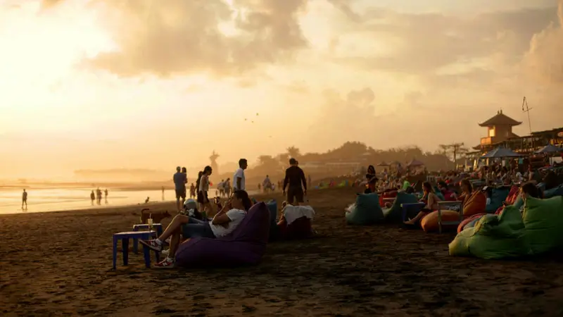 Place to eat and hang out at Batu Belig Beach