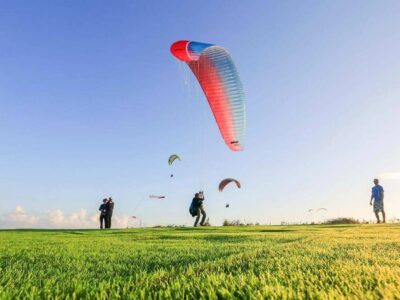 Group of travelers enjoying Paragliding Activities in Bali