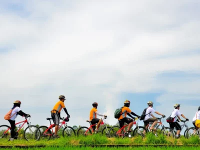 Families enjoy holidays in Ubud by cycling in the area beside the rice fields.