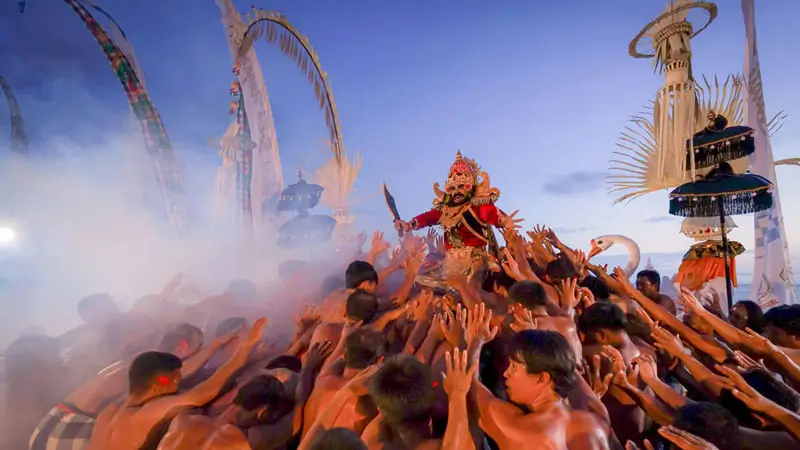 Ravana surrounded by dancers.