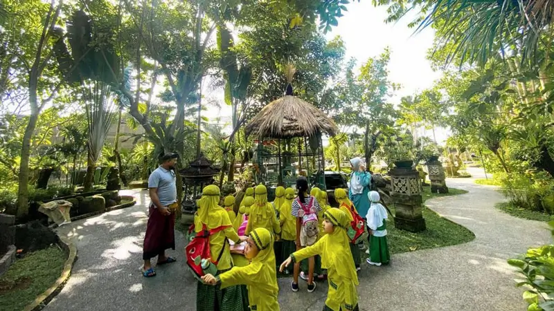 Children learn about butterflies at Kemenuh Butterfly Park